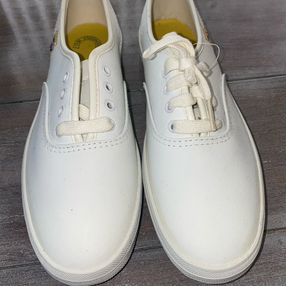 Women's tennis shoes